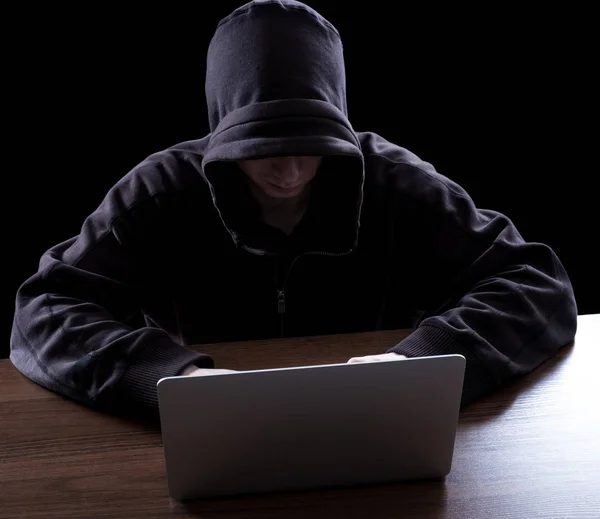 Анонимный хакер в темноте — стоковое фото