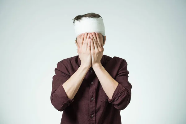 Homem com bandagem na cabeça — Fotografia de Stock