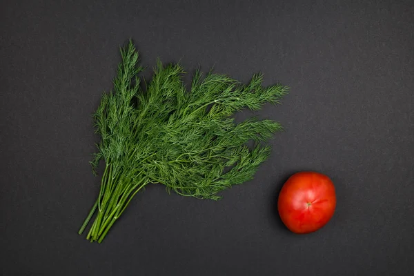 Yeşil rezene ve kırmızı domates