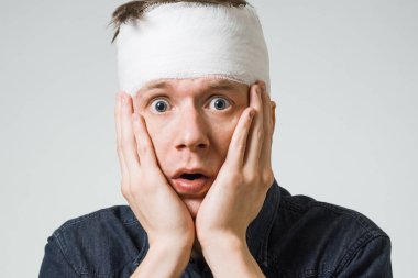 Adam kafasını bandaj ile