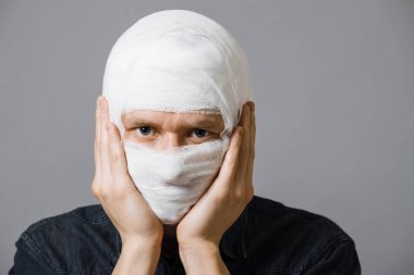 Adam kafasını bandaj ile