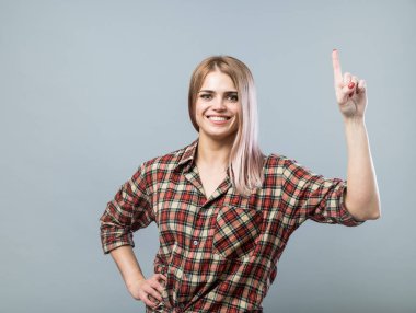 Genç kadın işaret ediyor