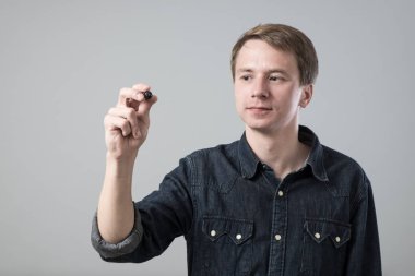 Kalem ile genç adam