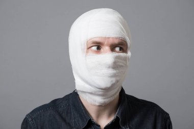 Adam kafasını bandaj ile