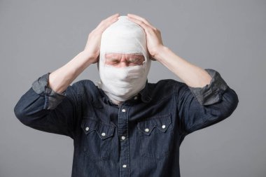 Adam kafasını bandaj ile