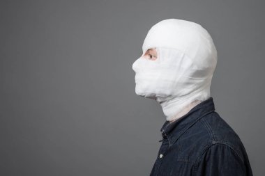 Adam kafasını bandaj ile