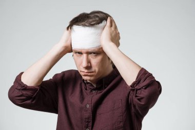 Adam kafasını bandaj ile