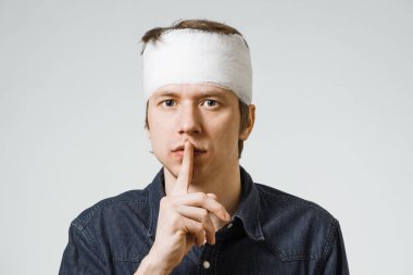 Adam kafasını bandaj ile