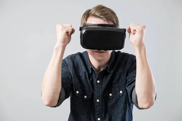 El hombre en realidad virtual —  Fotos de Stock