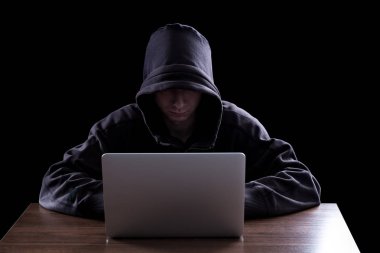 Karanlıkta anonim hacker