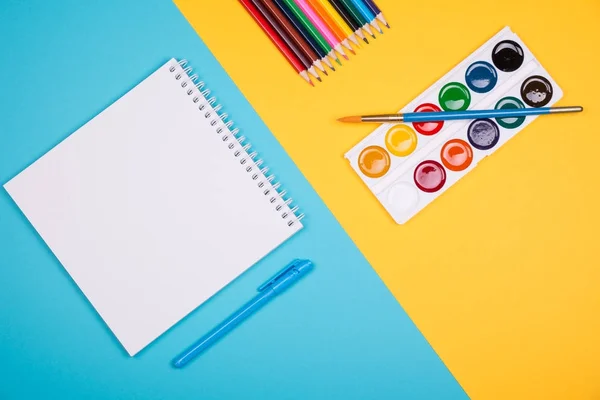 Bloc de notas vacío con pluma azul — Foto de Stock