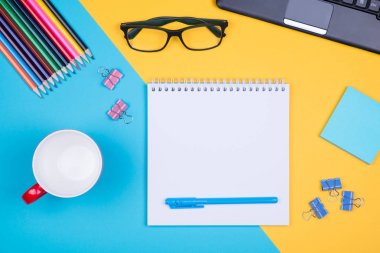 Siyah kalem ile boş not defteri