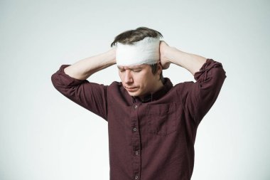 Adam kafasını bandaj ile