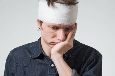 Adam kafasını bandaj ile