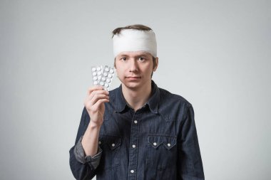 Adam kafasını bandaj ile