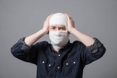 Adam kafasını bandaj ile