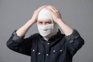 Adam kafasını bandaj ile