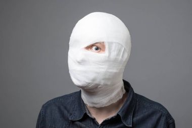 Adam kafasını bandaj ile