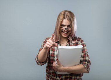 Gözlüklü genç çekici kadın kitap tutun