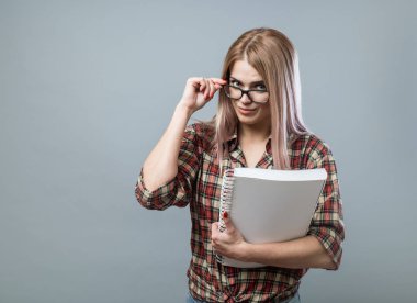 Genç çekici kadın kitap tutun