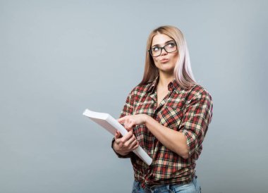 Genç çekici kadın kitap tutun