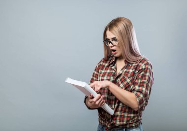 Genç çekici kadın kitap tutun