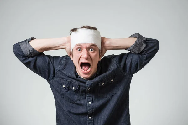 Hombre con vendaje en la cabeza — Foto de Stock