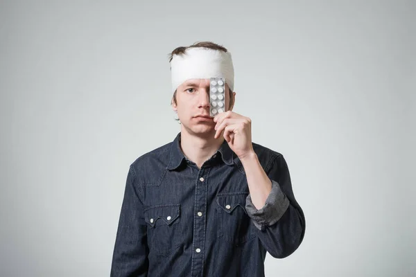 Человек с повязкой на голове — стоковое фото