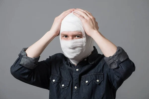 Adam kafasını bandaj ile