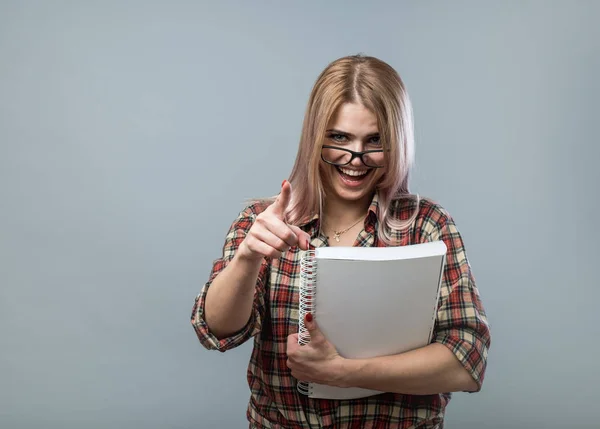 Joven Atractiva Mujer Gafas Mantenga Libro — Foto de Stock