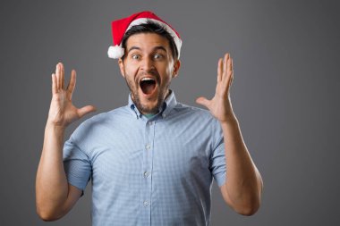 Kırmızı şapkalı adam