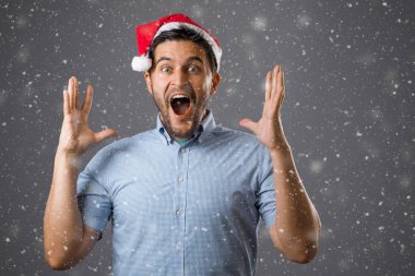 Kırmızı şapkalı adam