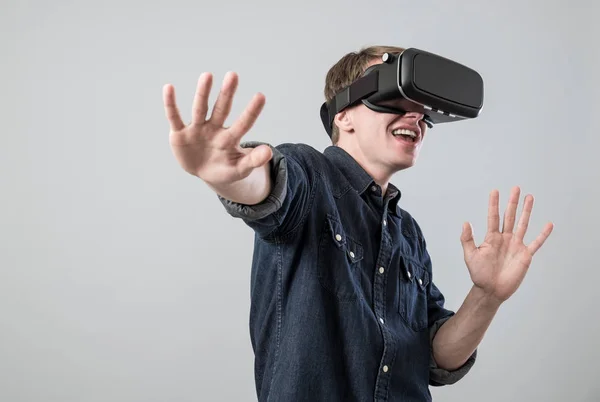 Människan i den virtuella verkligheten — Stockfoto