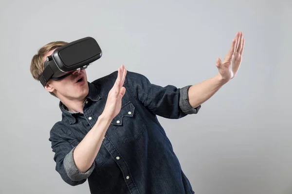 L'uomo nella realtà virtuale — Foto Stock