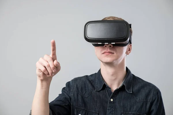 Homem na realidade virtual — Fotografia de Stock