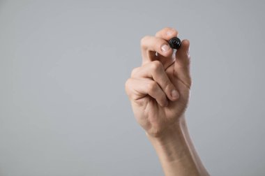 Genç el kalemi ile adam.