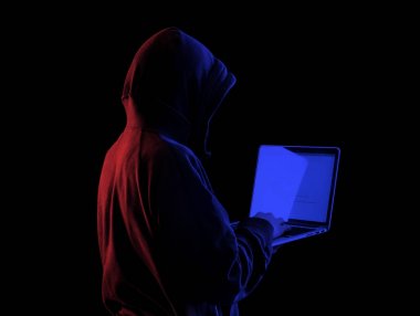 Karanlıkta anonim hacker