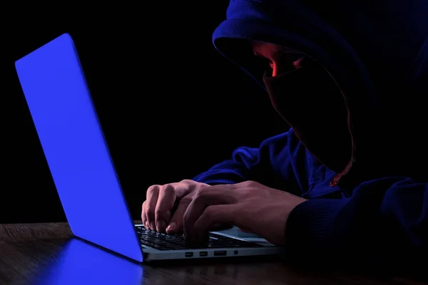 Karanlıkta anonim hacker — Stok fotoğraf