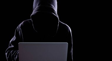 Karanlıkta anonim hacker