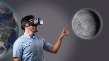 Sanal gerçeklik içinde sakallı adam