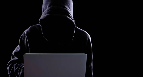 Hacker anónimo en la oscuridad — Foto de Stock