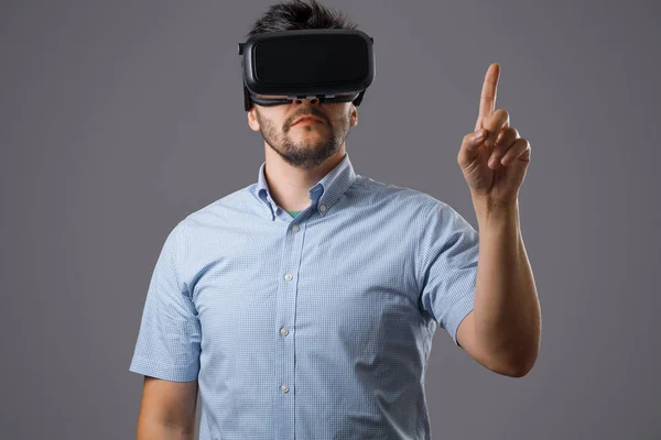 Ragazzo barbuto in realtà virtuale — Foto Stock