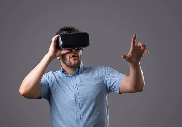 Szakállas fickó, a virtuális valóság — Stock Fotó