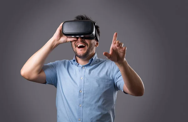 Skäggiga killen i virtuell verklighet — Stockfoto