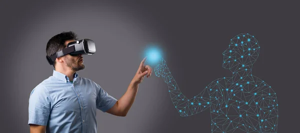 Sanal gerçeklik içinde sakallı adam