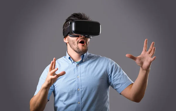 Muchacho barbudo en realidad virtual —  Fotos de Stock