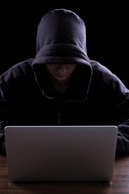 Karanlıkta anonim hacker