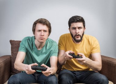 Video oyunu oynayan arkadaşlar 