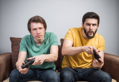 Video oyunu oynayan arkadaşlar 