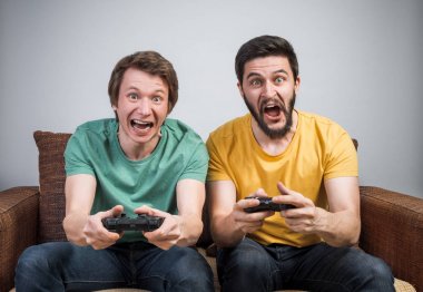 Video oyunu oynayan arkadaşlar 
